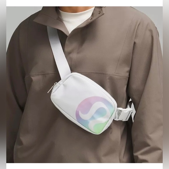 NWT Lululemon Everywhere Belt Bag Rainbow Logo - Picture 6 of 6
